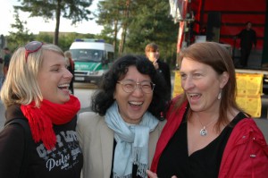 Demo 1.9.2007 in Gorleben, Freya mit Mama und Masako Sawai, Citizens' Nuclear Information Center in Japan