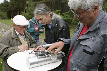 Gemeinsame Strahlungsmessung der Bürgerinitiative Umweltschutz Lüchow-Dannenberg (BI) und der Gesellschaft für Nuklearservice (GNS) am Zaun des Geländes zum Zwischenlager in Gorleben. Im Bild (von links): Hartwig Görlich und Wolfgang Kallen von der BI, ein Mitarbeiter der GNS.