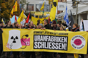 Rund 700 Antomkraftgegner haben im Oktober 2016 in Lingen gegen die dortige Brennelementefabrik demonstriert und ihre sofortige Abschaltung gefordert. Genau wie die Urananreicherungsanlage in Gronau ist die BE-Fabrik bislang vom deutschen Atomausstieg ausgenommen.
