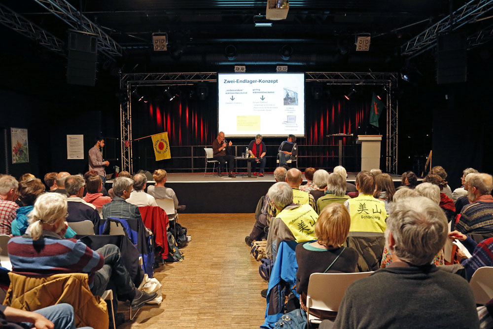 Als Gegenveranstaltung zum "Bürgerdialog Standortsuche"der "Kommission Lagerung hoch radioaktiver  Abfallstoffe" haben die Bürgerinitiative Lüchow-Dannenberg und die Anti-Atom-Organisation .ausgestrahlt zur Tagung "Atommüll ohne Ende, Teil 2" ins Berliner Tagungshaus "Pfefferberg" eingeladen. Rund 150 Teilnehmer/-innen folgten der Einladung und hörten hochkarätige Vorträge zu Themen rund ums deutsche Atommüll-Desaster.