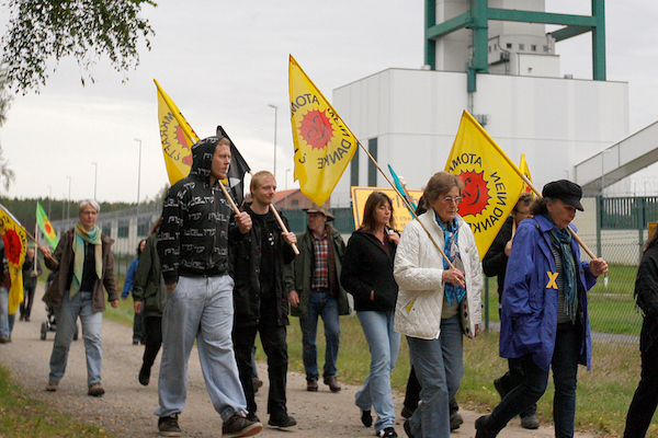 100. Sonntagsspaziergang Seit der Bundestagswahl 2009 und dem Regierungswechsel hin zu Schwarz-Gelb demonstrieren Atomkraftgegner im Wendland jeden Sonntag mit einem Spaziergang um das Erkundungsbergwerk in Gorleben. Am 18. September fand der 100. Sonntagsspaziergang statt.
Ort: Gorleben
Copyright: Karin Behr
Quelle: PubliXviewinG