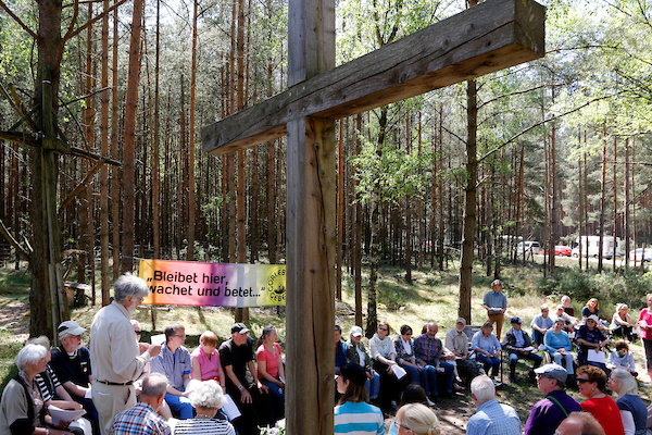 Während des Gottesdienstes des Gorleben Gebets, der anlässlich der "Kulturellen Widerstandspartie" im Zuge der "Kulturellen Landpartie" im Wendland  abgehalten wurde, pflanzten Teilnehmende einen Baum für die kurz zuvor verstorbene "Grande Dame" des Atom-Widerstands, Marianne Fritzen.