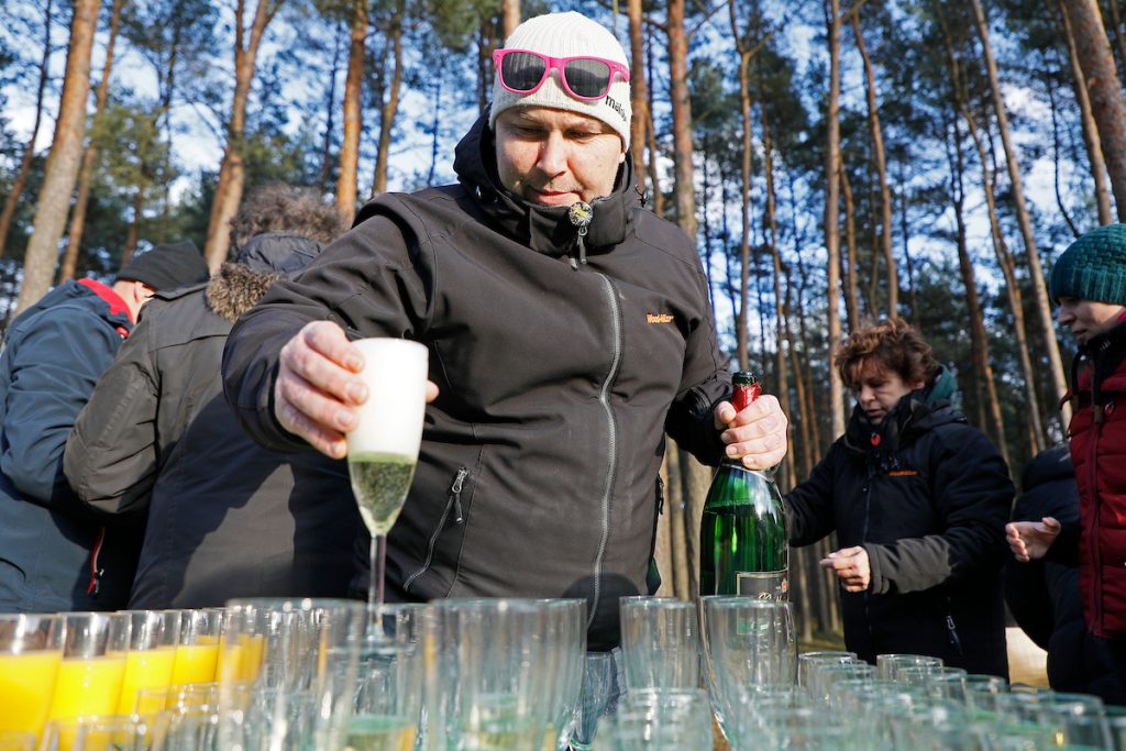 Neujahrsempfang 2018 Etwa 100 Personen begrüßen am Neujahrstag das Widerstandsjahr 2018 bei einem Sektempfang der Bürgerinitiative Lüchow-Dannenberg an den Atomanlagen in Gorleben. Im Bild: Der Büroleiter der Bürgerinitiative, Torben Klages
Ort: Gorleben
Copyright: Andreas Conradt
Quelle: PubliXviewinG