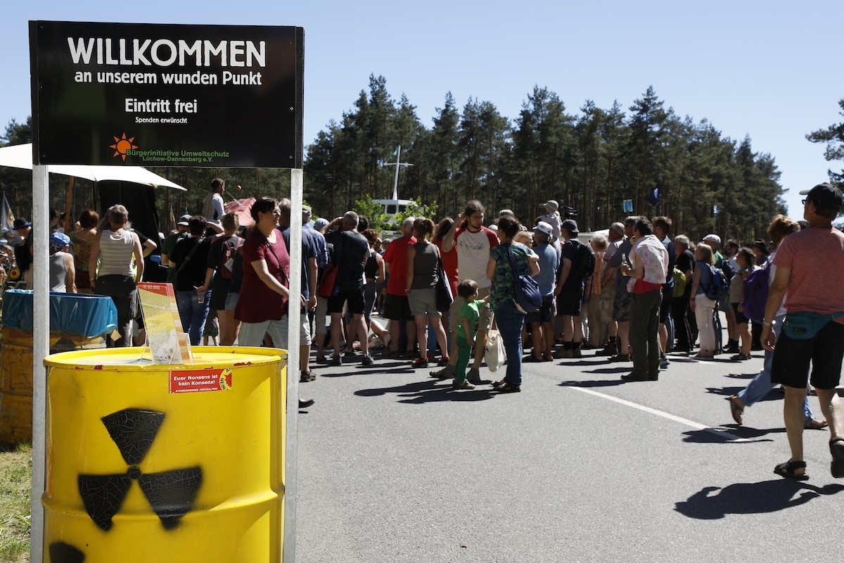 Willkommensschild bei der Kulturellen Widerstandspartie am Bergwerk in Gorleben im Zuge der Kulturellen Landpartie.

Ort: Gorleben
Copyright: Andreas Conradt
Quelle: PubliXviewinG