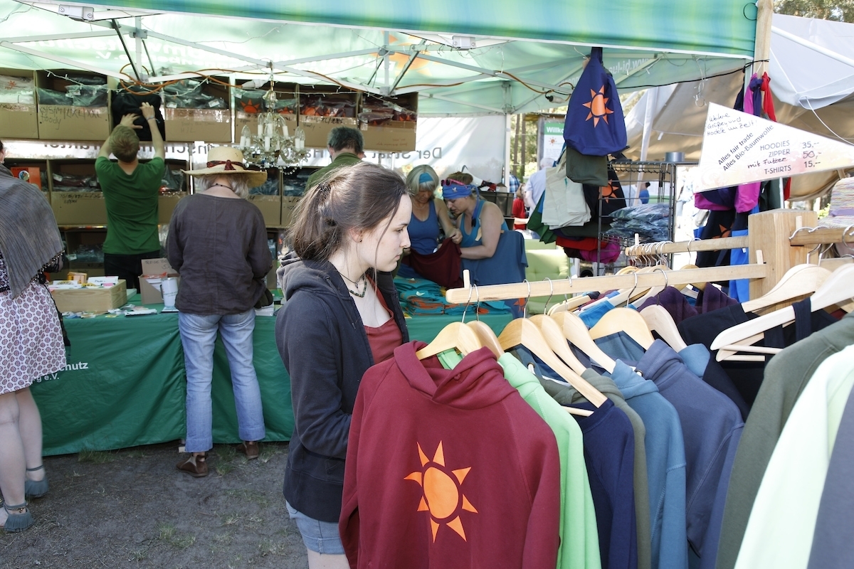 kwp bi-stand klamotten Textilien-Verkauf der BI Lüchow-Dannenberg bei der Kulturellen Widerstandspartie am Bergwerk in Gorleben im Zuge der Kulturellen Landpartie.
Ort: Gorleben
Copyright: Andreas Conradt
Quelle: PubliXviewinG