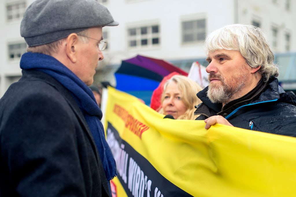 Jochen Stay Heute besucht die Kommission, die sich mit einer Regelung für die Folgekosten der Atomkraft beschäftigt, das Atomkraftwerk Obrigheim am Neckar. Das AKW wurde 2005 abgeschaltet und wird derzeit abgerissen. Anlässlich dieses Besuchs der Kommission demonstrieren Atomkraftgegner vor dem Tor.Im Bild: .ausgestrahlt-Sprecher Jochen Stay (rechts) im Gespräch
Ort: Obrigheim
Copyright: Florian Gerlach
Quelle: PubliXviewinG