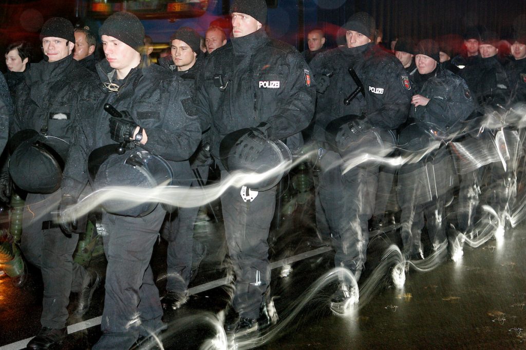 Traditionell läutet die so genannte "Landmaschinenschau" des Widerstandsnests Metzingen die Proteste gegen die Atommülltransporte ins Wendland ein. Rund 300 Castorgegner protestierten am Abend vor der Abfahrt des Zuges und blockierten rund eine Stunde die B 216 zwischen Lüneburg und Dannenberg. 

Ort: Metzingen
Copyright: Karin Behr
Quelle: PubliXviewinG