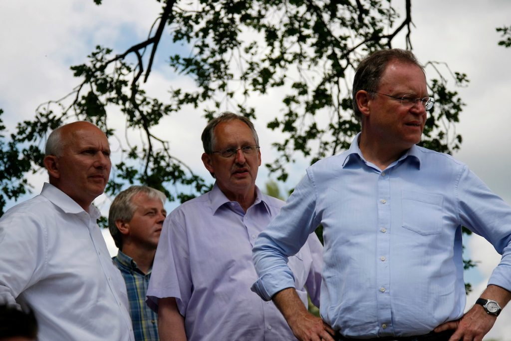 Ernste Mienen am Notdeich in Neu Darchau: Besuch des niedersächsischen Ministerpräsidenten Stephan Weil (SPD) während des Elbhochwassers 2013 in Lüchow-Dannenberg. V.l.n.r.: Landrat Jürgen Schulz, Bürgermeister Raf Hinneberg, Samstgemeindebürgermeister Jürgen Meyer, Ministerpräsident Stephan Weil 

Ort: Neu Darchau
Copyright: Karin Behr
Quelle: PubliXviewinG