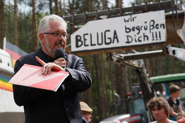 "Schiffstaufe" und Einweihung des Mahnmals gegen eine gestrandete Atommüllpolitik: Das ausgemusterte Greenpeace-Schiff Beluga im Gorlebener Forst. Im Bild: Eckard Kruse, Pastor in Gartow