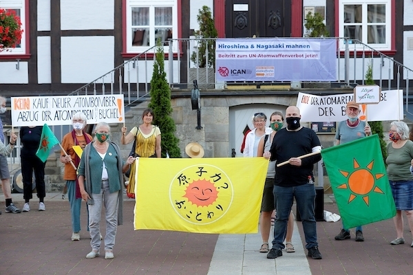 75 Jahre Atombombenabwurf Hiroshima, Lüchow, 2020 Zum Gedenken an die Atobombenabwürfe auf Hiroshima und Nagasaki haben sich Bürger/-innen auf dem Lüchower Marktplatz zui einer Gedenkveranstaltung und Mahnwache zusammengefunden.
Ort: Lüchow
Copyright: Andreas Conradt
Quelle: PubliXviewinG