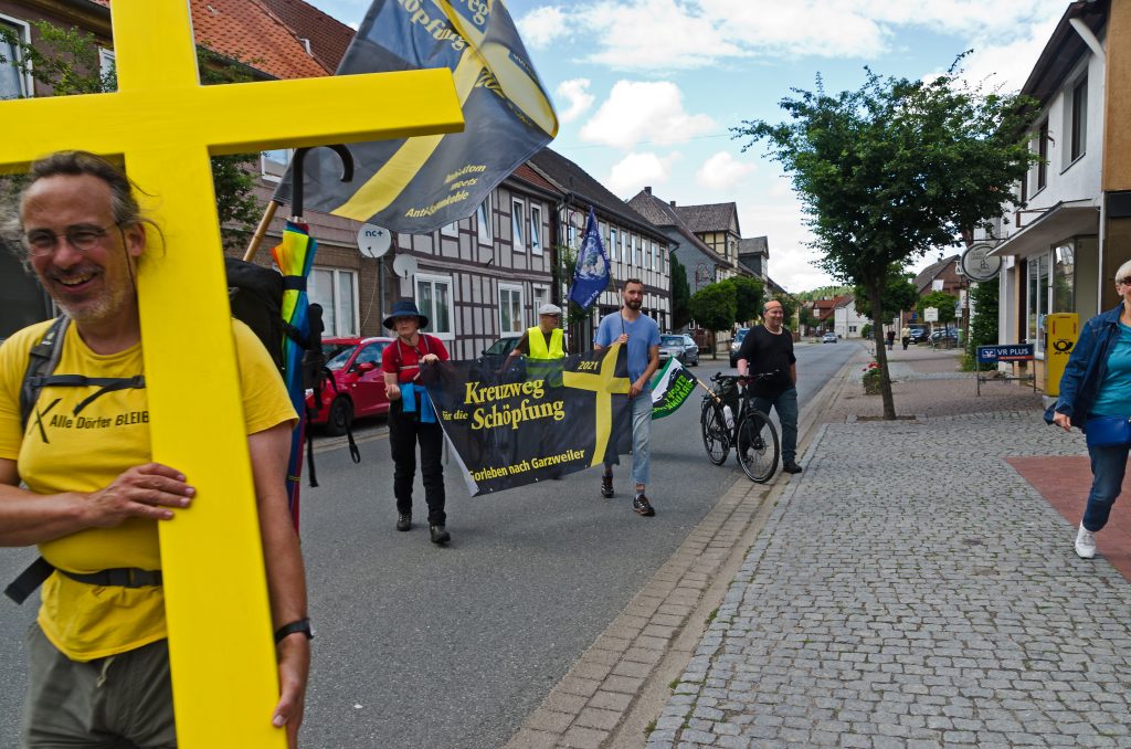 Kreuzweg Gorleben Garzweiler - 2. Tag -Bülitz - Clenze - endlich!!! - die letzten Meter zurm ersehnten Tagesstopp und dem gedecktenTisch (Elisabeth und Dieter)