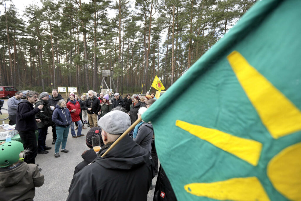 Auch am Neujahrstag 2023 hat die Bürgerinitiative Umweltschutz Lüchow-Dannenberg (BI) zum traditionellen Neujahrsempfang am sogenannten Beluga-Dreieck an den Atomanlagen in Gorleben eingeladen.