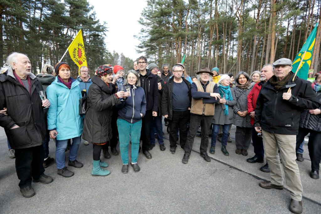 Auch am Neujahrstag 2023 hat die Bürgerinitiative Umweltschutz Lüchow-Dannenberg (BI) zum traditionellen Neujahrsempfang am sogenannten Beluga-Dreieck an den Atomanlagen in Gorleben eingeladen.