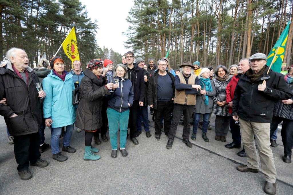 323619850_1289858865076370_5880127392547954172_n Auch am Neujahrstag 2023 hat die Bürgerinitiative Umweltschutz Lüchow-Dannenberg (BI) zum traditionellen Neujahrsempfang am sogenannten Beluga-Dreieck an den Atomanlagen in Gorleben eingeladen.