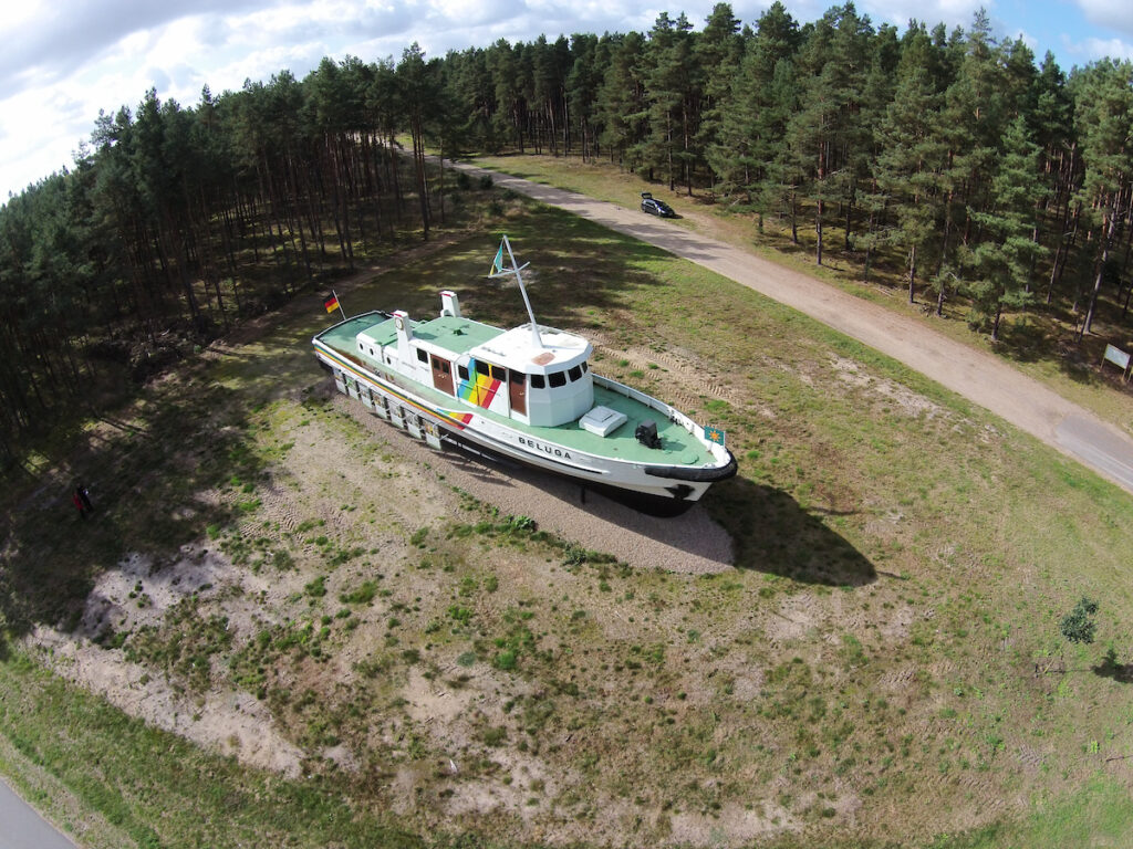 Nach Ausmusterung dient das ehemalige Greenpeace-Schiff "Beluga" als Mahnmal gegen die verfehlte Atompolitik. Es hat seinen letzten Platz auf dem so genannten Salinas-Gelände vor dem Bergwerk in Gorleben gefunden.