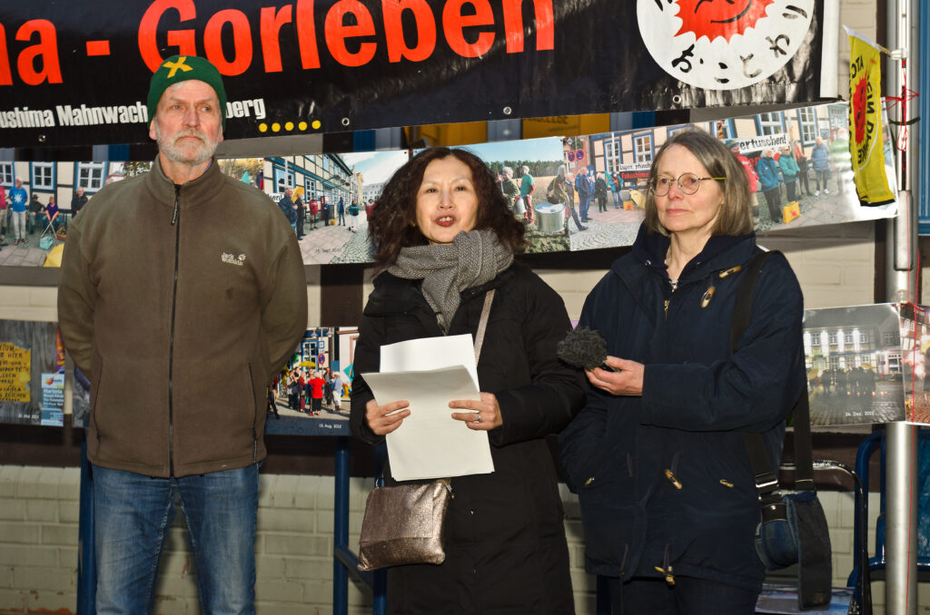 13 Jahre jeden Montag um18.00 Uhr sind die Menschen in Dannenberg, vor dem Rathaus zusammen gekommen, um gegen Atomkraft und zur Erinnerung an Fukushima zu mahnen. Dies hört jetzt in dieser Form auf.