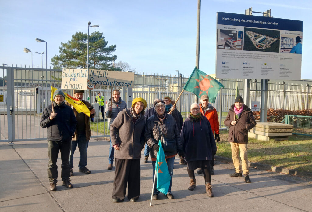 Sonntagsspaziergang um das Zwischenlager Gorleben.
__________________________________________
Funk: 0173 / 240 40 63 
Email: kai.horstmann@web.de
Targo-Bank - IBAN: DE 4130 0209 0032 2244 1963
Steuersatz: 7% - Steuernummer 31 / 354 / 60276 *** Local Caption *** Atom - Atomenergie - Atomkraft - Atomkraftgegner - Demonstrant - Demo - Demonstranten - Demonstration - Energie - Europa - Format: quer - Kernenergie - Protest - Proteste - radioaktiv - Radioaktivität - Strom - Stromerzeugung