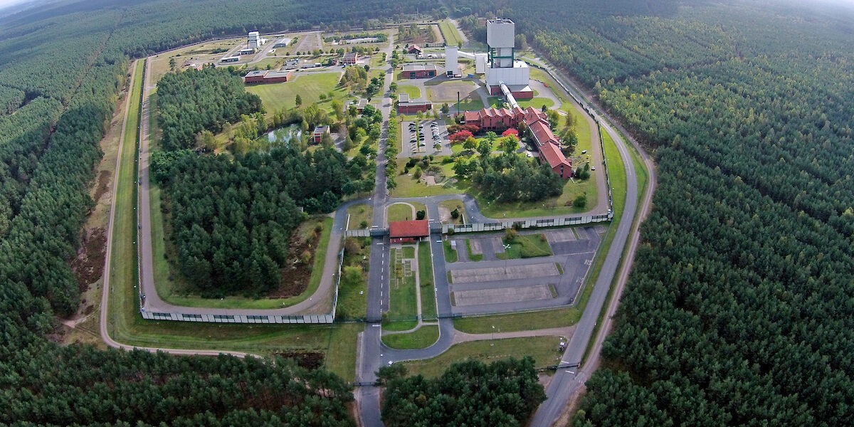 Luftaufnahme des Geländes des Bergwerks zur Erkundung eines Endlagers für hochradioaktiven Atommüll in Gorleben

Ort: Gorleben
Copyright: unbekannt
Quelle: PubliXviewinG