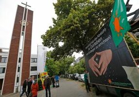 Vor Beginn des "Bürgerdialogs Standortsuche"der "Kommission Lagerung hoch radioaktiver  Abfallstoffe" haben die Bürgerinitiative Lüchow-Dannenberg und die Anti-Atom-Organisation .ausgestrahlt protestiert und auf das deutsche Atommüll-Desaster aufmerksam gemacht.  

Ort: Berlin
Copyright: Andreas Conradt
Quelle: PubliXviewinG