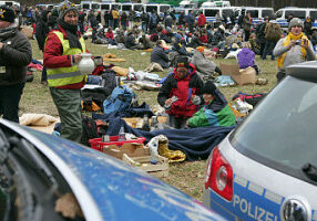 Nach der großen Schienenblockade in Harlingen bei Hitzacker werden rund 1200 Atomkraftgegner gute 9 Stunden in einer Gefangenensammelstelle der Polizei unter freiem Himmel festgehalten. Anwaltliche Bemühungen sorgen schließlich für eine Freilassung noch vor dem Castortransport.